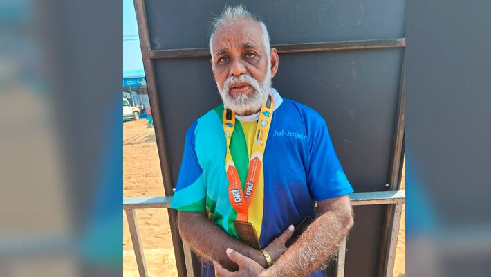 Jal-Jagar-Maha-Utsav-Dhamtari-77-year-old-runner-Suklal-Awde-showed-passion-in-endurance-run