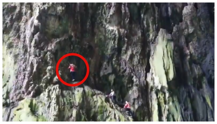 China s Spider Woman climbs a 108-meter cliff without any safety measures 