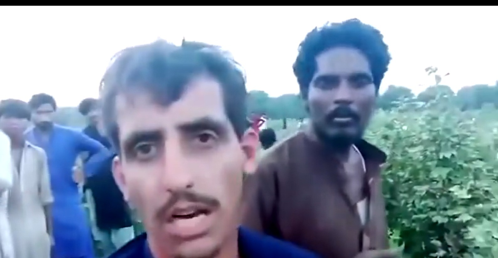 Two Pakistani men argue, slap each other as crowd watches them; hilarious video leaves netizens in splits (WATCH) shk