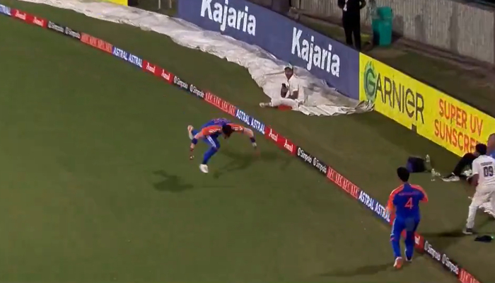 Hardik Pandya Takes Sensational One-Hand catch to Dismiss Bangladesh's Rishad Hossain, Fans In Disbelief