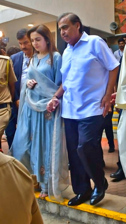 <p>मुकेश अंबानी हर दिन सुबह 5:30 बजे उठते हैं। योग, मेडिटेशन और सूर्य नमस्कार से उनकी सुबह की शुरुआत होती है। यह रूटीन उन्हें दिनभर एनर्जेटिक रखता है।<br />
 </p>
