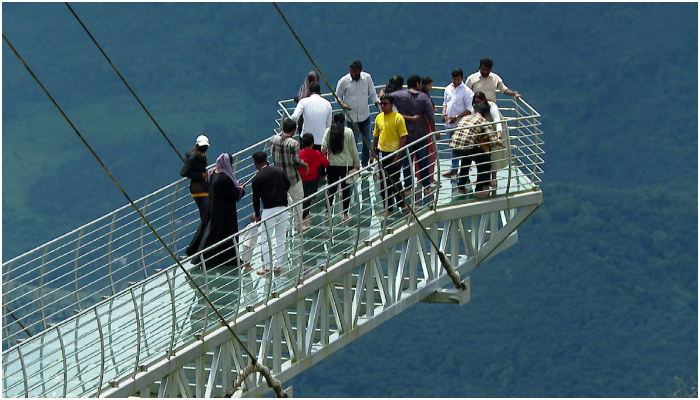 The glass bridge in wagamon, which was closed four months ago, was reopened 