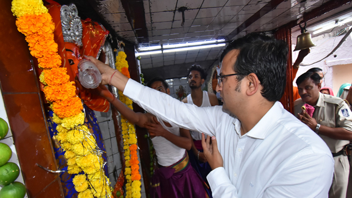 कलेक्टर ने क्यों लगाया देवी को शराब का भोग, जानें कहां का है ये Video?