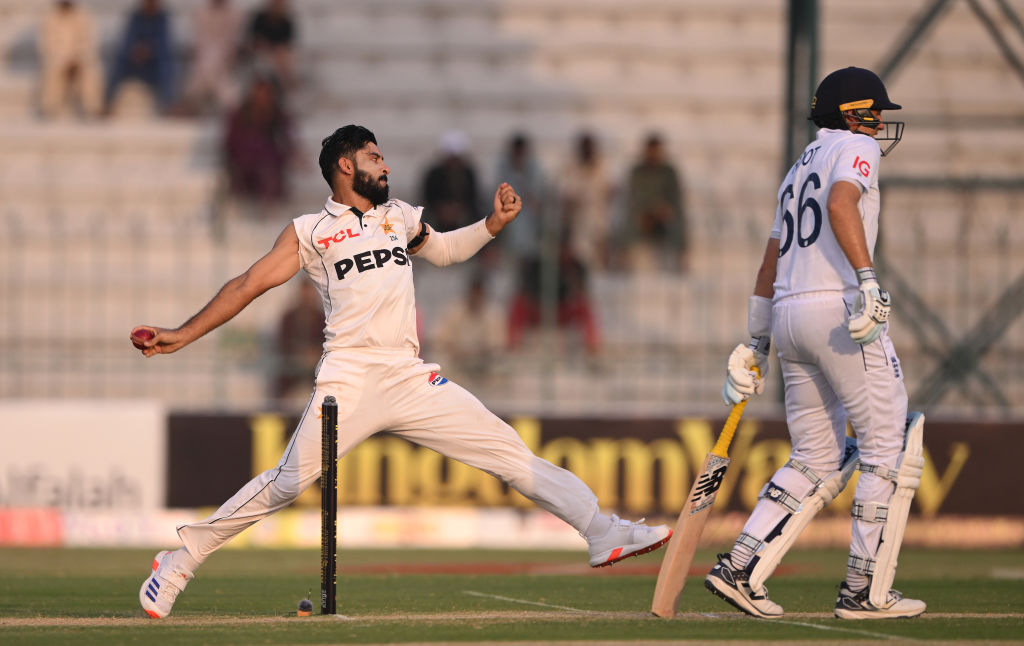 Pak Bowlers registers unwanted record, 6 bowlers concedes more than 100 runs vs England