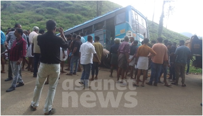 Private Bus accident two people were injured Wayanad Chooralmala 