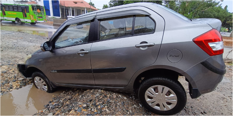 car trapped in pothole in haripad