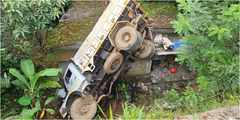 Parked Lorry fell on the roof of house 