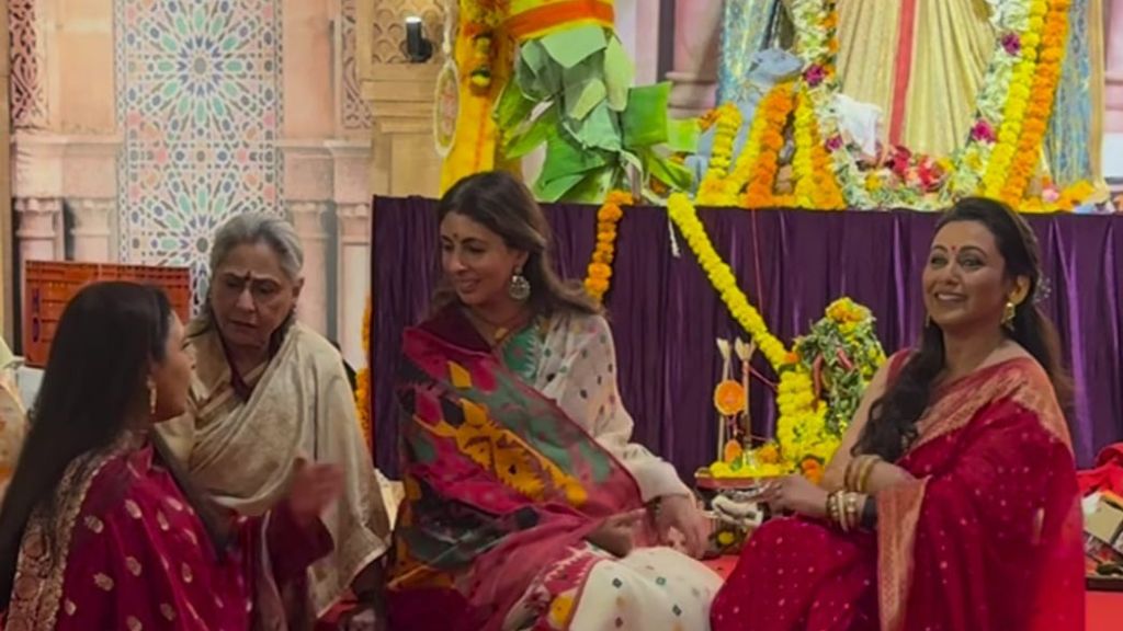 Jaya Bachchan Gossip with Rani Mukherjee at Durga Pandal roopa