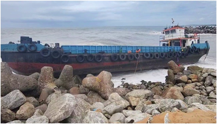 Accident in Thiruvananthapuram Muthalapozhi huge huge barge is stuck in estuary