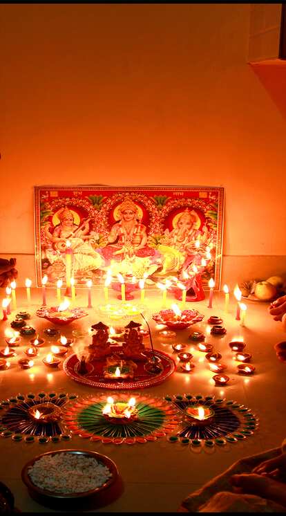 <p>इस साल दिवाली 31 अक्टूबर को मनाई जाएगी। मान्यता है कि दिवाली की रात मां लक्ष्मी पृथ्वी पर विचरण करती हैं। लेकिन कुछ गलतियों से बचना जरूरी है ताकि लक्ष्मी जी आपके घर ठहरें।<br />
 </p>

