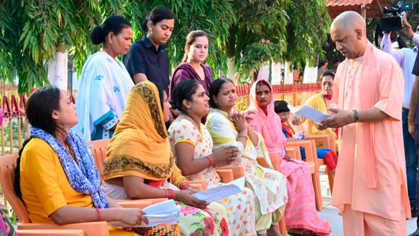 Yogi-Adityanath-in-Gorakhpur-listened-to-the-problems-of-300-people-in-Janata-Darshan