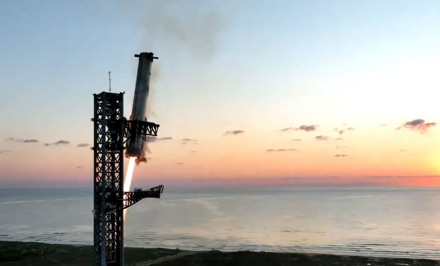 SpaceX launches Starship rocket and catches booster in giant metal arms gvd