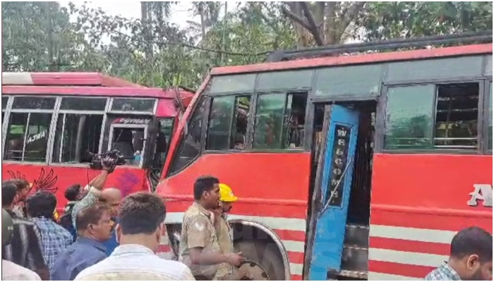 Private Bus Accident  in  Kozhikode  More than 20 people  injured