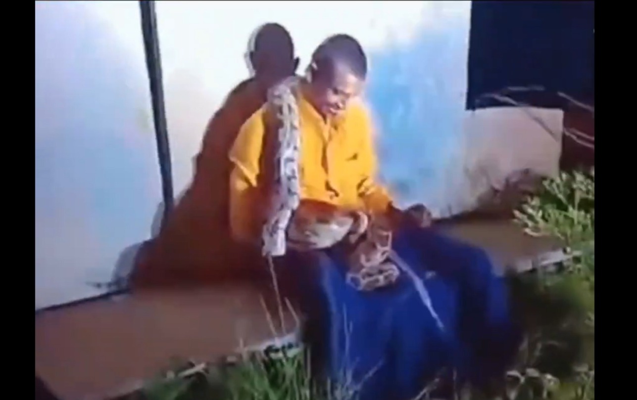 Huge Python coils around drunk man, rescued by brave locals; SCARY video goes viral (WATCH) shk