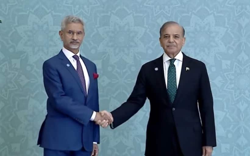 SCO Summit: EAM Jaishankar & Pakistan PM Shehbaz Sharif's 2nd handshake in 12 hours sets internet abuzz| WATCH