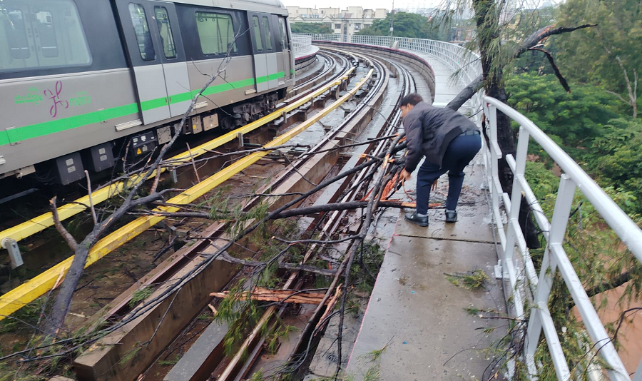 namma metro service resumes after 2 hours due to tree fallen in to track in purple line gvd