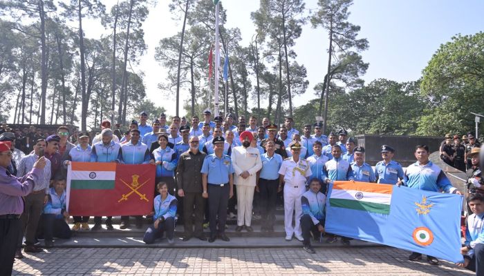 IAF UWM car rally Uttarakhand Governor Lt Gen Gurmeet Singh interacts with participants at Dehradun vkp