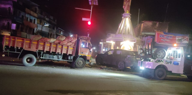 car collided with lorry and rams over grotto and broke handrails in Alappuzha