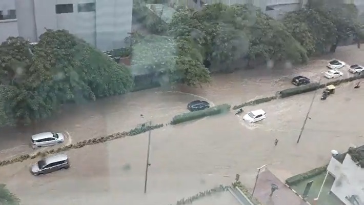 Bengaluru Rains Flipkart Employee Narrow Escape Waterlogged Roads sat