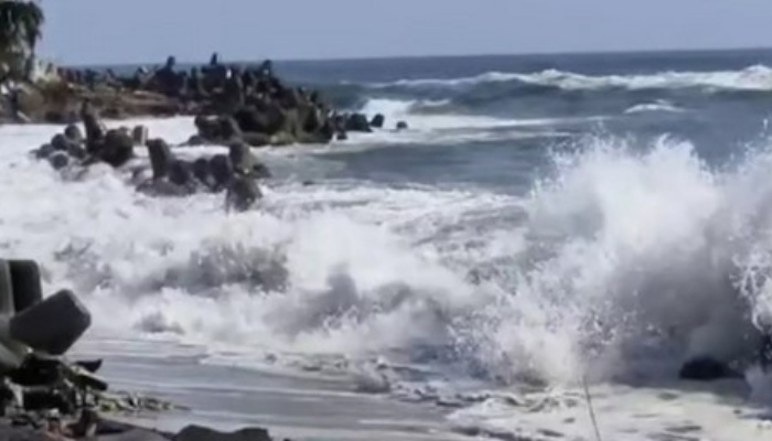 sea rough in keral cost, ksdma issue warning