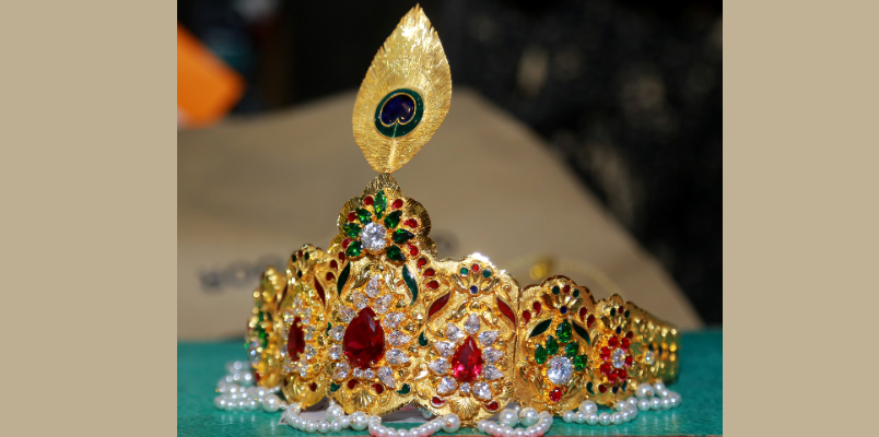 25 Pavan golden crown offered by expat at Guruvayur Shri Krishna Temple