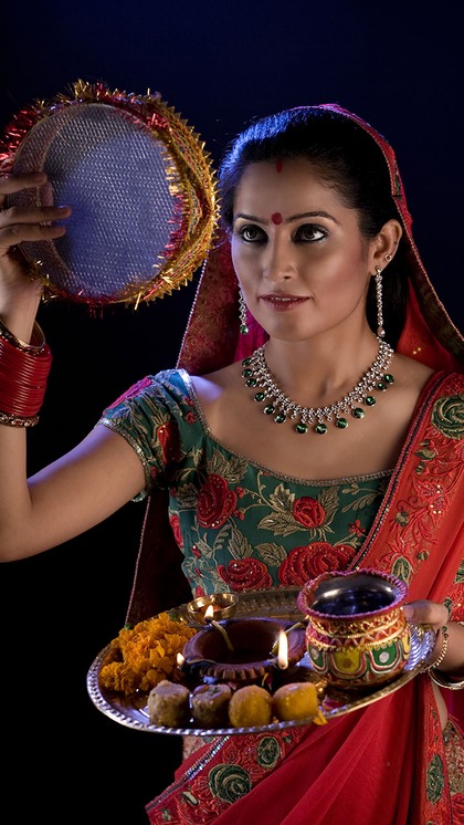 <p>करवा चौथ हिंदू धर्म और विशेष रूप से सुहागिन महिलाओं के लिए एक महत्वपूर्ण पर्व है। इस दिन महिलाएं निर्जला व्रत रखकर अपने पति की लंबी उम्र की कामना करती हैं। </p>
