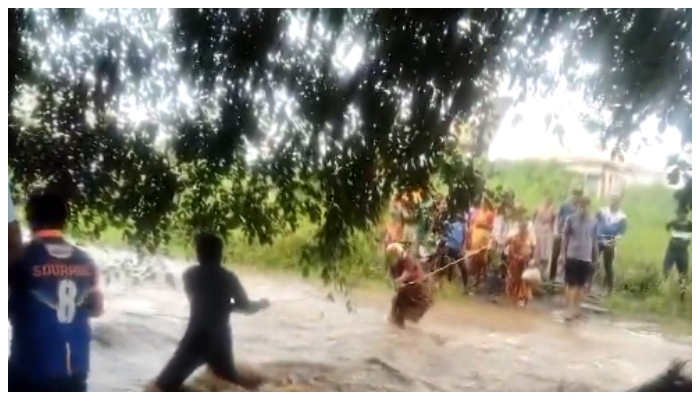 video of 20 labourers trapped in floods in Burhanpur rescued goes viral in social media