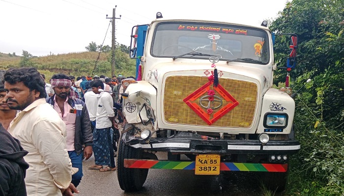 Two Youths Killed due to Truck Bike Accident at Channagiri in Davanagere grg 