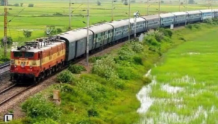 Engine of Dibrugarh Kanyakumari Vivek Express separated from its coaches near Thiruvalam in Tamil Nadu