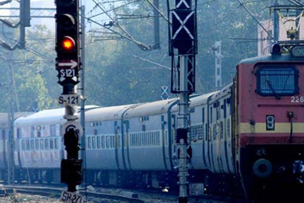 Indian Railways cancelled more than 300 trains due to Dana Cyclone ckm