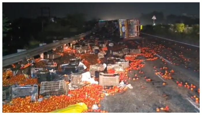 video of police guarding a truck carrying 18 tonnes of tomatoes that met with an accident has gone viral