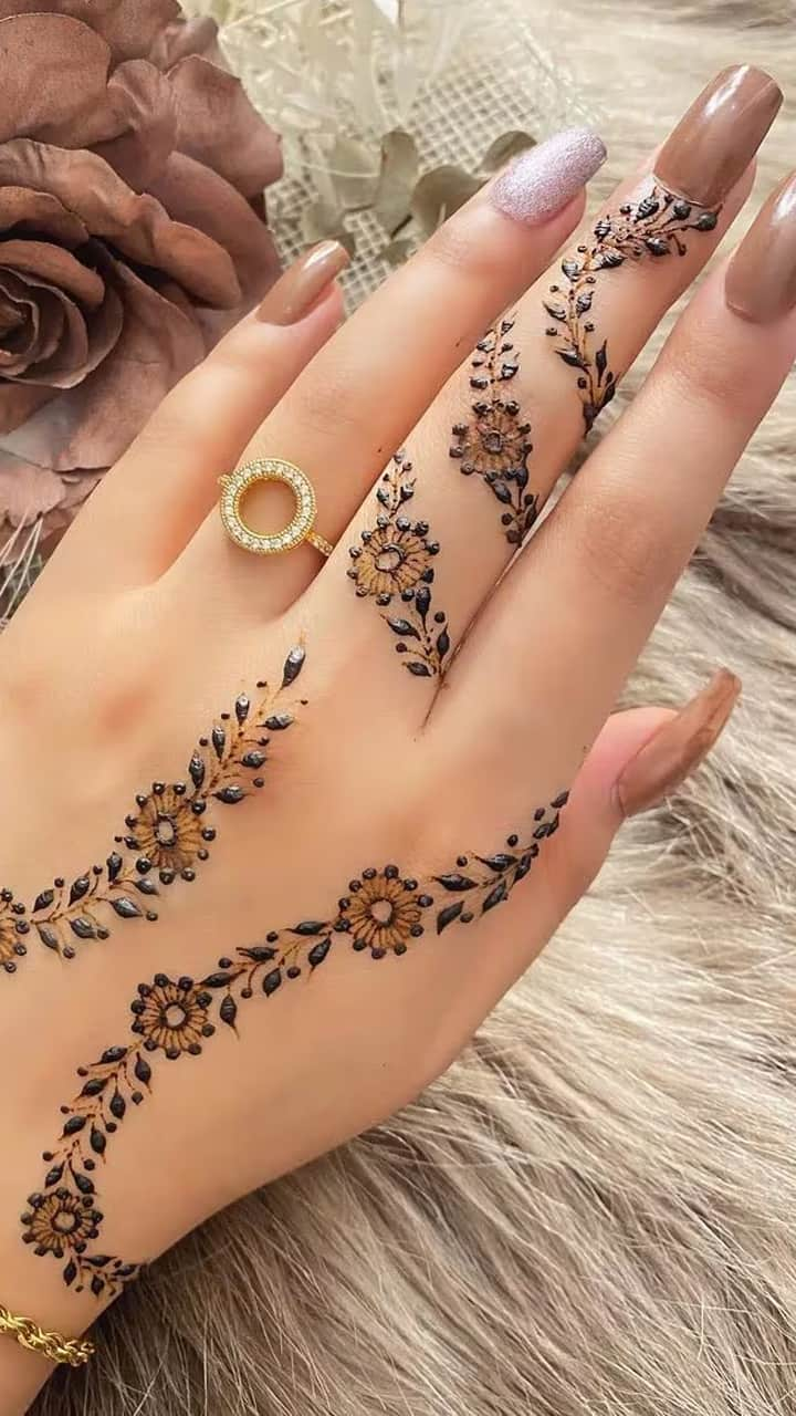 Karva Chauth 2024: Quick and simple mehndi designs for working women  RBA