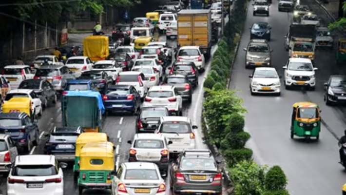 How much petrol consume by car when stuck in traffic signal for 1 minute ckm