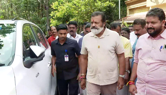 kannur adm found dead union minister suresh gopi visited naveen babu's home and met family members 