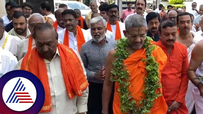 Pejawar seer Vishwaprasanna Tirtha Swamiji visited former minister KS Eshwarappa residence at shivamogga rav