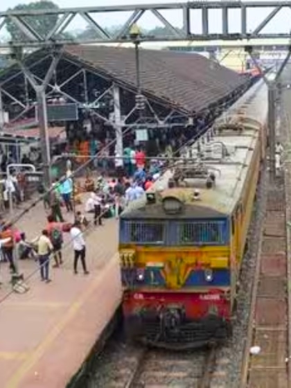 <p>अगर रिजर्व कोच में सीट खाली है, तो टीटीई उसे जनरल टिकट वाले को अलॉट कर सकता है।<br />
 </p>
