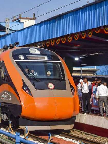 <p>వందే భారత్ స్లీపర్ కోచ్ ట్రైన్స్ మాక్సిమం 160 కి.మీ. వేగంతో ప్రయాణిస్తాయి.</p>

