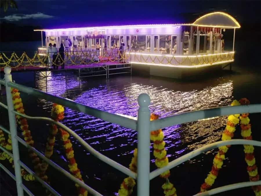 Prayagraj Mahakumbh 2025 offers unique floating restaurant dining AKP