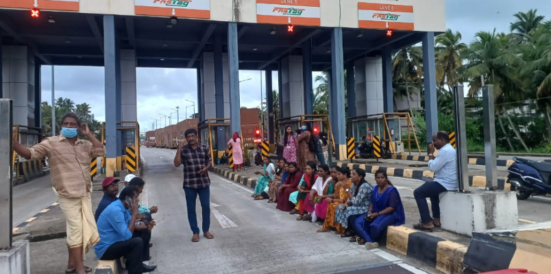 employees protest in thiruvallam toll plaza