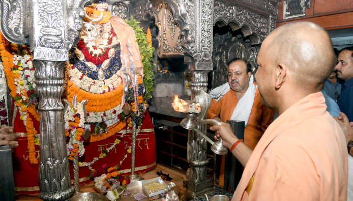 CM Yogi offers prayers at Shri Kashi Vishwanath and Kaal Bhairav temples dmn