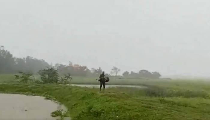 Cyclone Dana ambulance worker carries woman and run for two kilometers 