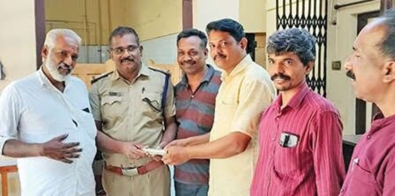 Kerala auto driver act of honesty Returns Rs 1 lakh found in alappuzha 