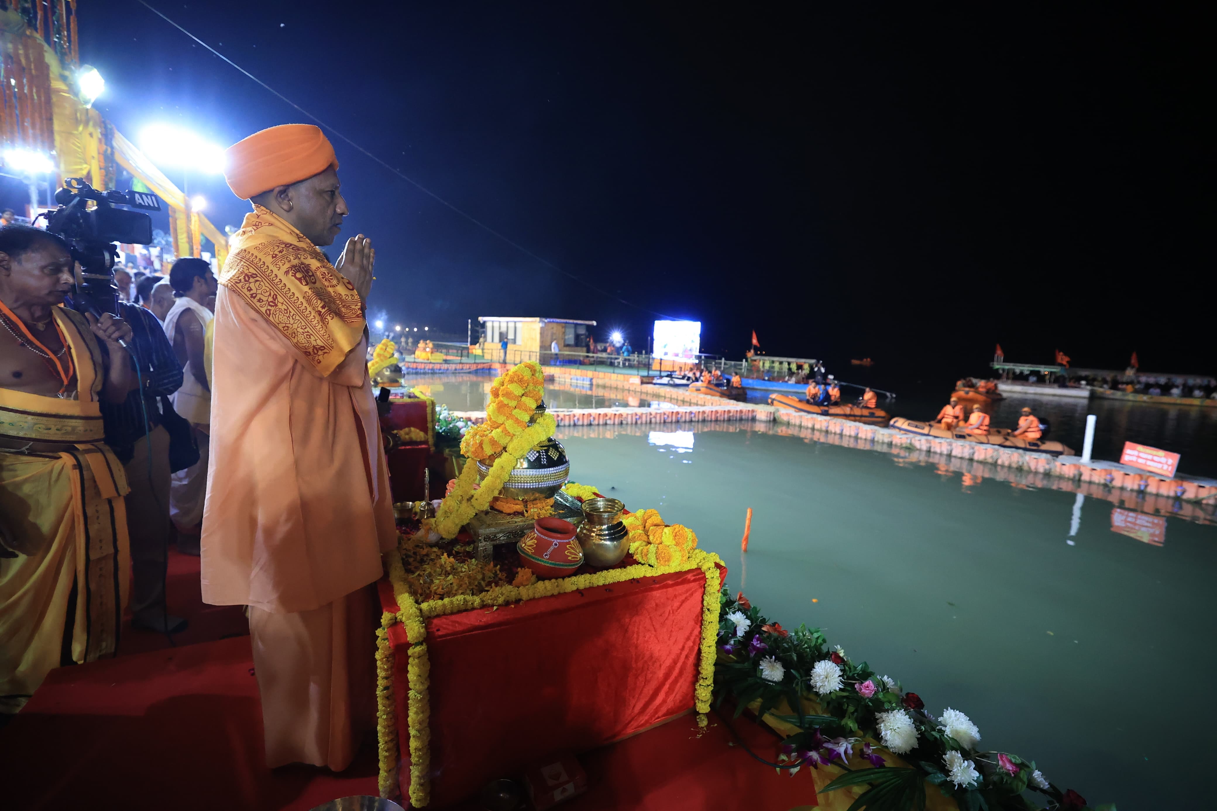 Over 1,100 Vedacharyas join CM Yogi for grand Saryu aarti at Deepotsav PHOTOS gcw