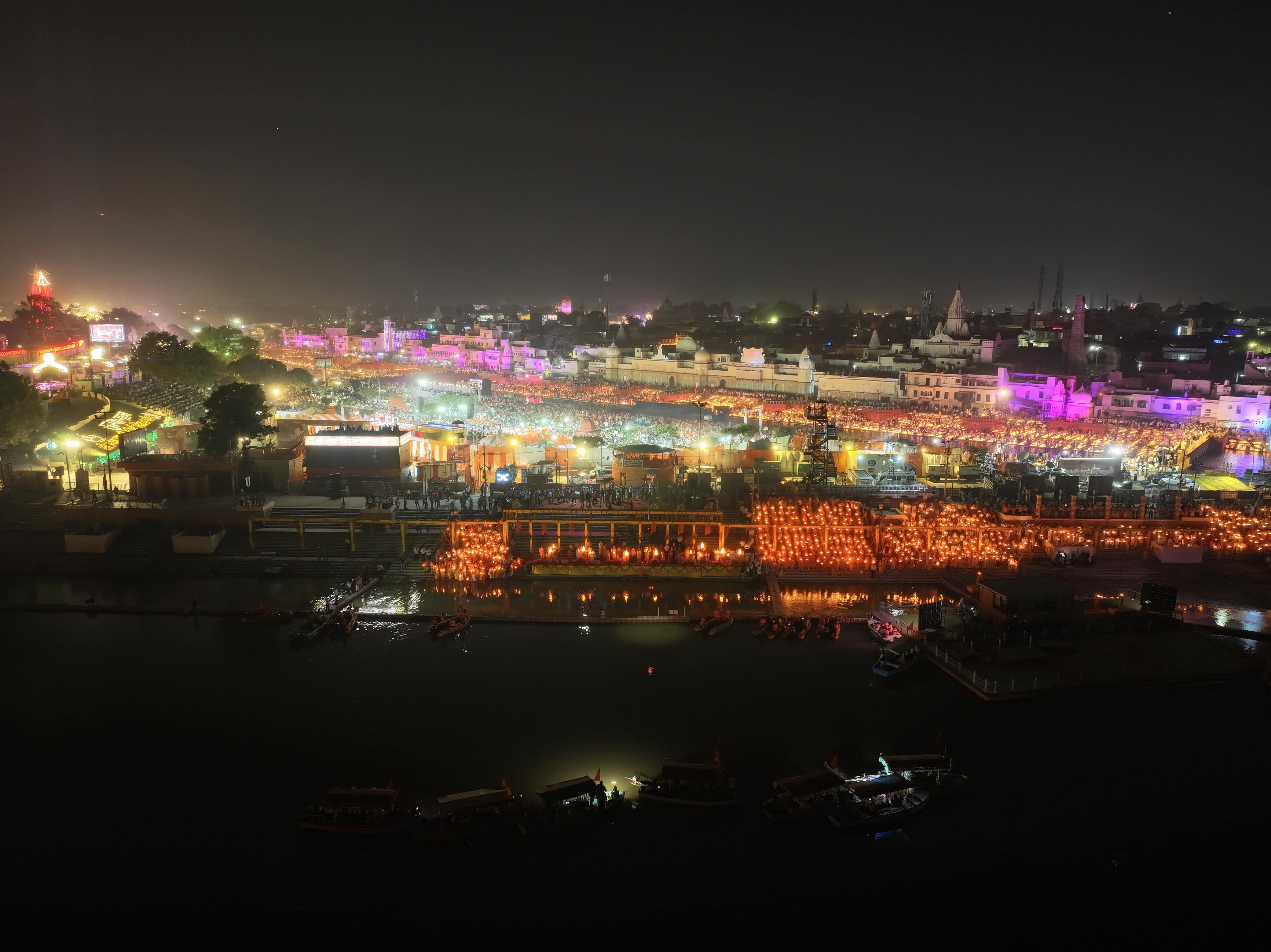 Over 1,100 Vedacharyas join CM Yogi for grand Saryu aarti at Deepotsav PHOTOS gcw