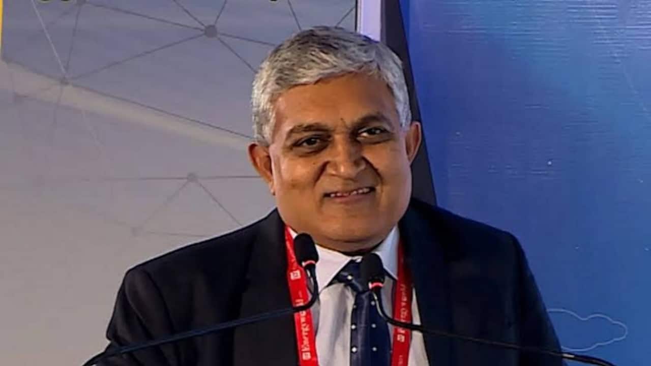 उधार के 5000 रुपये से शुरूआत, कैसे बने 42,000 करोड़ के बिजनेस टायकून?