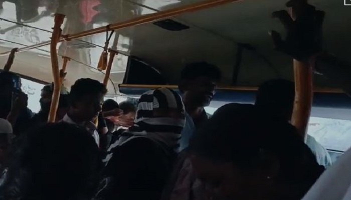 Men fight for a seat on kkrtc bus in Raichur grg 