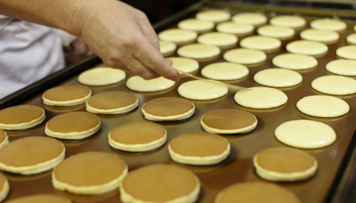 china students helping pancake vendor with cancer hit wife 