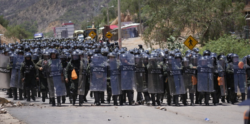 armed group take control military facility Bolivian city 