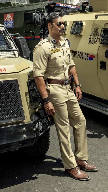 बॉलीवुड हंगामा की रिपोर्ट के मुताबिक़, दूसरे दिन मूवी ने 41-43 CR कमाए।