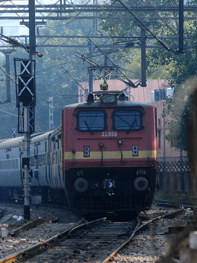 Train Accident youth women died after falling from train in Kozhikode